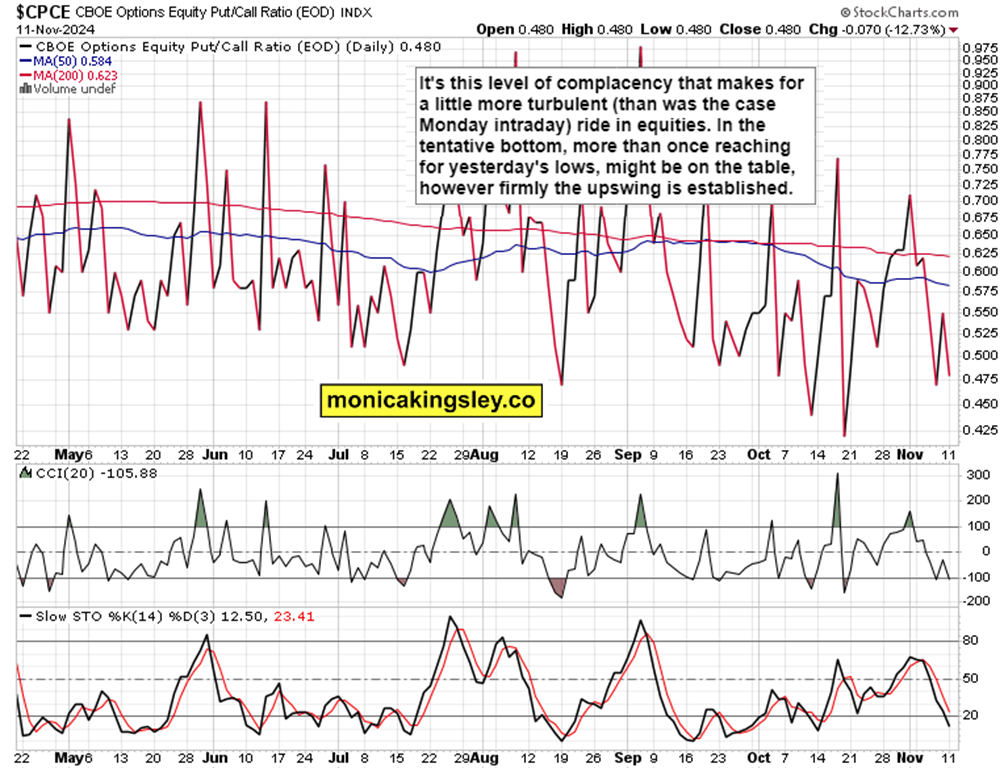 小学生看哥哥们踢十五运会足球赛，一声声加油稚嫩却嘹亮